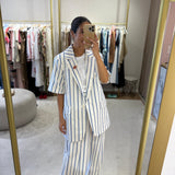 Conjunto ecru com risca azul