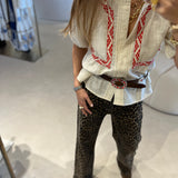 Blusa bege com bordado vermelho