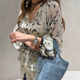 Carteira bucket bag em pele azul