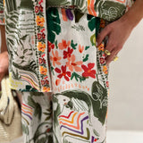 Conjunto de camisa e calça com estampado florido verde