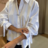 Camisa de Algodão Branca com Botão Joia e Laço na Manga | Liu Jo