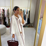 Vestido boho chic branco com bordado bordeaux