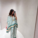 Conjunto acetinado animal print em verde