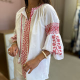 Blusa em algodão branco com bordados vermelho