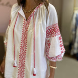 Blusa em algodão branco com bordados vermelho