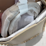 Mala de mão bucket bag Love Moschino em ecru com tachas