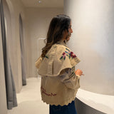 PRÉ ORDER Trench Coat Curto em Sarja Bege com Bordado Floral | FARM RIO