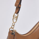 Mala Hobo Média com Pingente em Camel | LIU JO