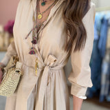 Vestido midi em bege com laço a trespasse