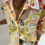 Conjunto de camisa e calça com estampado florido amarelo