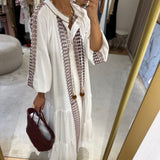 Vestido boho chic branco com bordado bordeaux