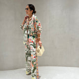 Conjunto de camisa e calça com estampado florido verde