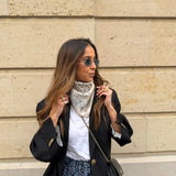 Lenço Quadrado Estampado Azul e Branco