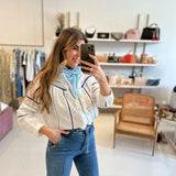 Blusa Sylvester branca com detalhes e azul
