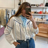 Blusa Sylvester branca com detalhes e azul