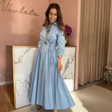 Vestido midi em azul céu com laço a trespasse no