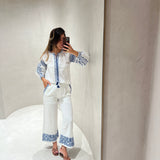 Conjunto em algodão branco com bordados azuis
