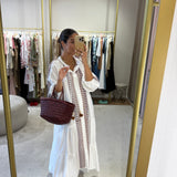 Vestido boho chic branco com bordado bordeaux