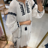 Vestido boho chic branco com bordado azul