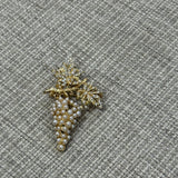 Broche Cacho de Uvas Branco com Pérolas e Strass