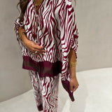 Conjunto acetinado animal print em bordeaux