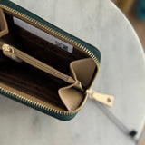 Porta-moedas Love Moschino em verde com logo metálico
