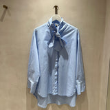 Camisa de laço em popelina azul