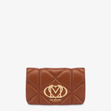 Mala de ombro acolchoada em camel e logo metálico |  Love Moschino