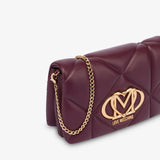 Mala de ombro acolchoada em bordeaux e logo metálico | Love Moschino