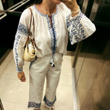 Conjunto em algodão branco com bordados azuis