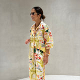 Conjunto de camisa e calça com estampado florido amarelo