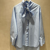 Camisa de laço em popelina azul