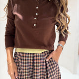 Polo em Malha Castanha com Gola Amarela | VIOLETA