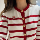 Cardigan ecru com riscas vermelhas e botões dourados