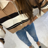Polo Luka em Malha Leve com Risca Larga Camel | VIOLETA