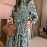 Vestido camiseiro midi com padrão verde