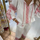 Blusa em algodão branco com bordados vermelho