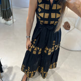 Vestido camiserio midi preto com bordados dourados