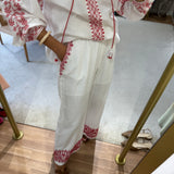 Conjunto em algodão branco com bordados vermelhos
