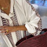Vestido boho chic branco com bordado bordeaux