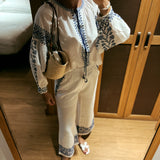 Conjunto em algodão branco com bordados azuis