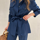 Conjunto de camisa e calça azul marinho estilo safari