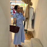 Vestido em popelina com riscas e laço à frente