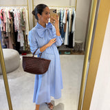 Vestido em popelina com riscas e laço à frente