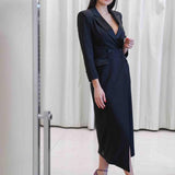 Vestido midi cruzado com abertura frontal