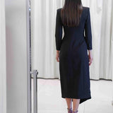 Vestido midi cruzado com abertura frontal