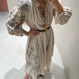 Vestido boho chic em bege