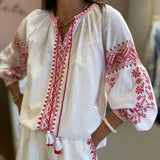 Blusa em algodão branco com bordados vermelho