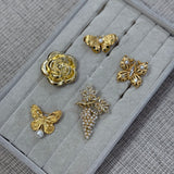 Broche Cacho de Uvas Branco com Pérolas e Strass