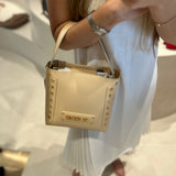 Mala de mão bucket bag Love Moschino em ecru com tachas